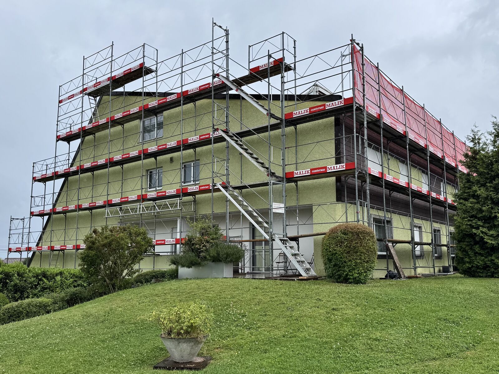 Fassaden- und Dachgerüst an einem Mehrfamilienhaus