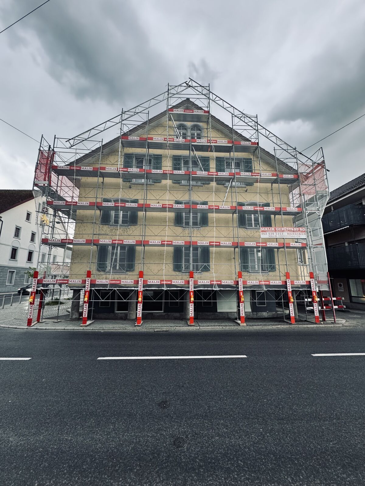 Fassaden- und Dachgerüst an einem Altbau
