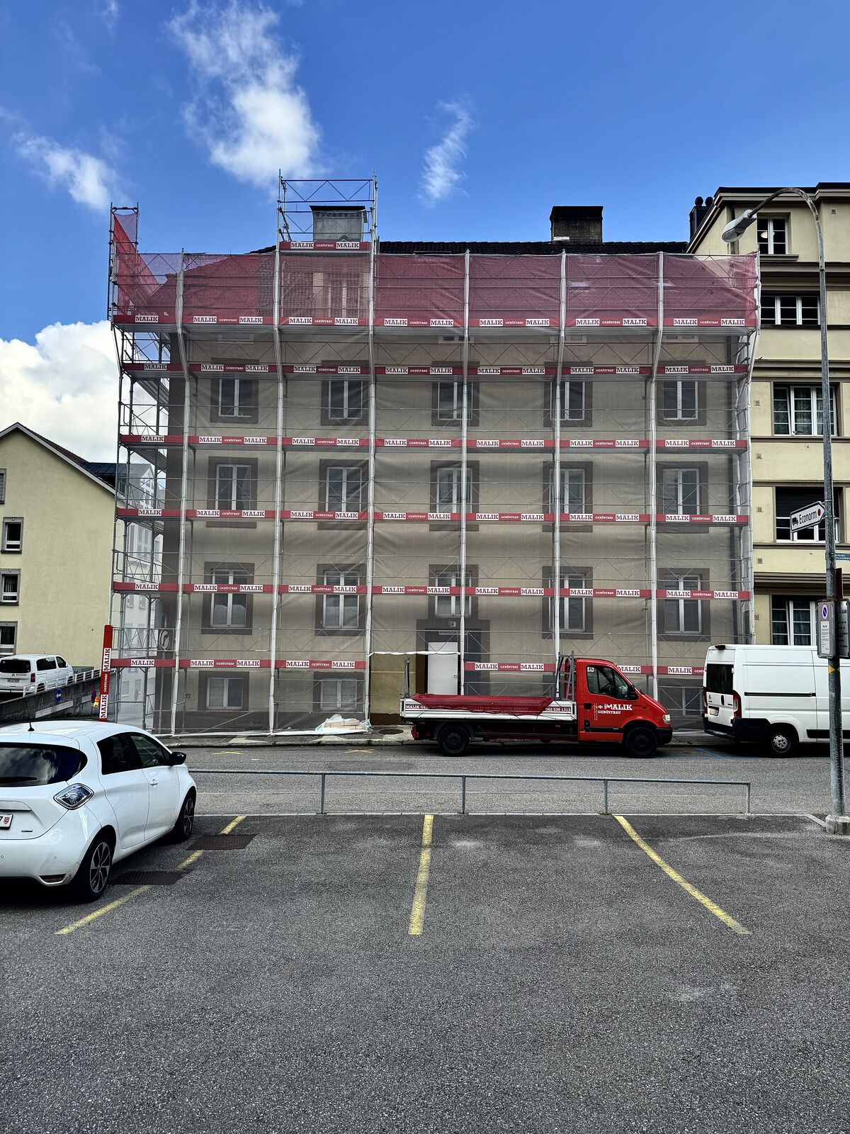Fassadengerüst an einem Mehrfamilienhaus
