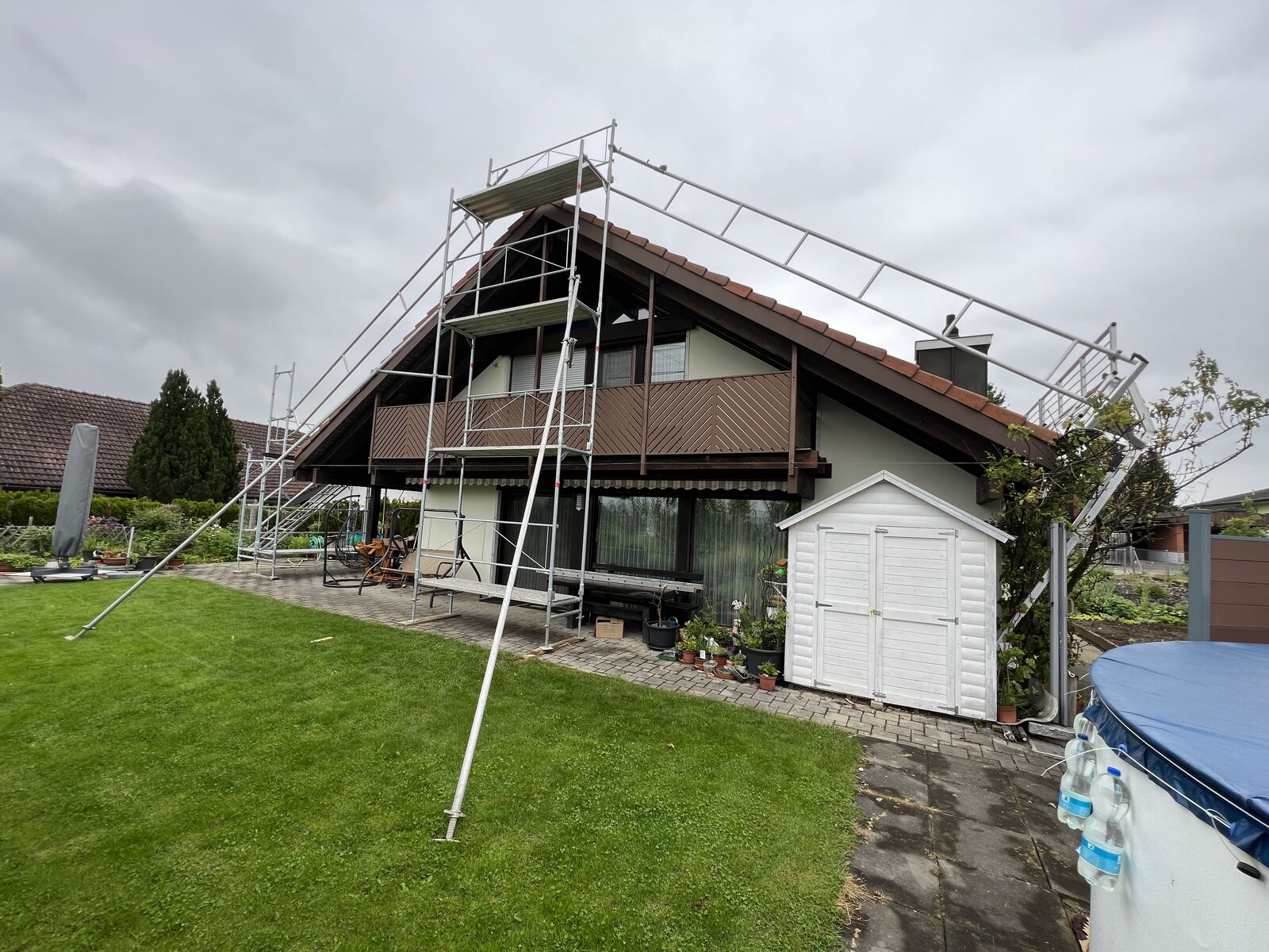 Gerüst auf einer Baustelle im Aargau